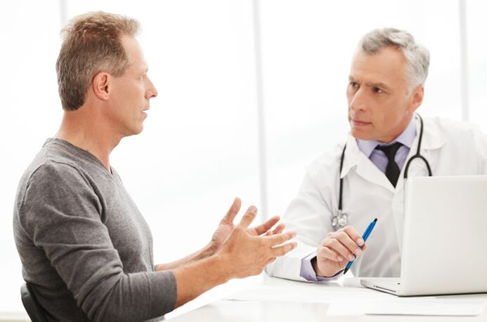 Homme atteint de prostatite chronique au cabinet du médecin. 