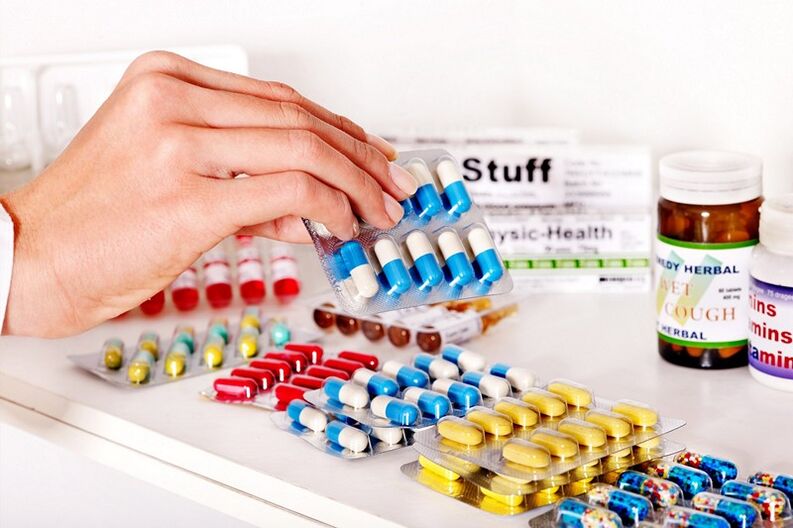 Un médecin doit prescrire des médicaments pour le traitement de la prostatite. 