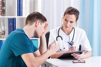 L'urologue prescrit un traitement contre la prostatite