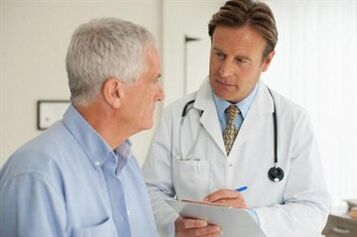 Patient atteint de prostatite en consultation avec un urologue